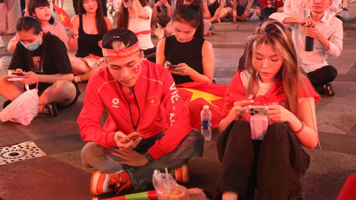 Hàng ngàn người đổ về phố đi bộ Nguyễn Huệ chờ U.23 Việt Nam chiến thắng - 1