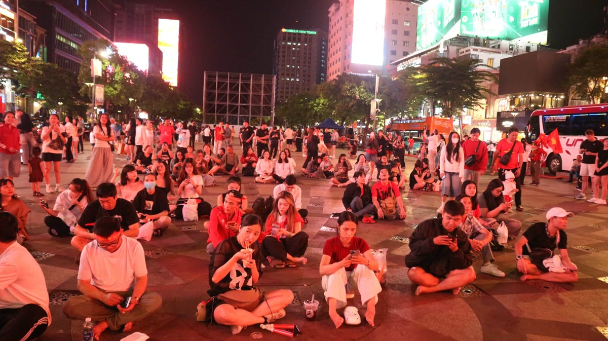 Hàng ngàn người đổ về phố đi bộ Nguyễn Huệ chờ U.23 Việt Nam chiến thắng - 3