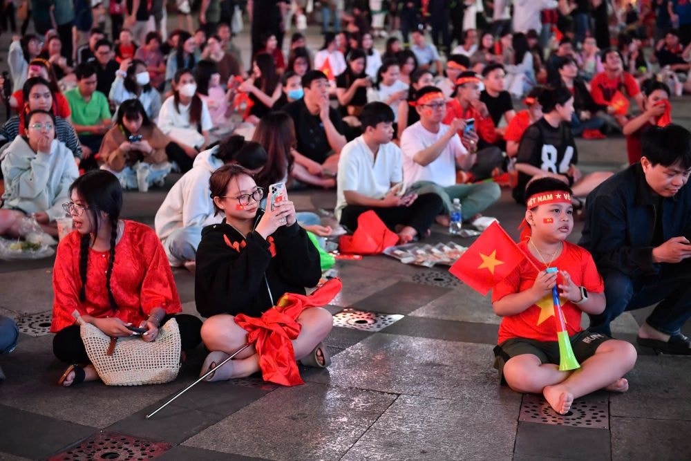 Hàng ngàn người đổ về phố đi bộ Nguyễn Huệ chờ U.23 Việt Nam chiến thắng - 5