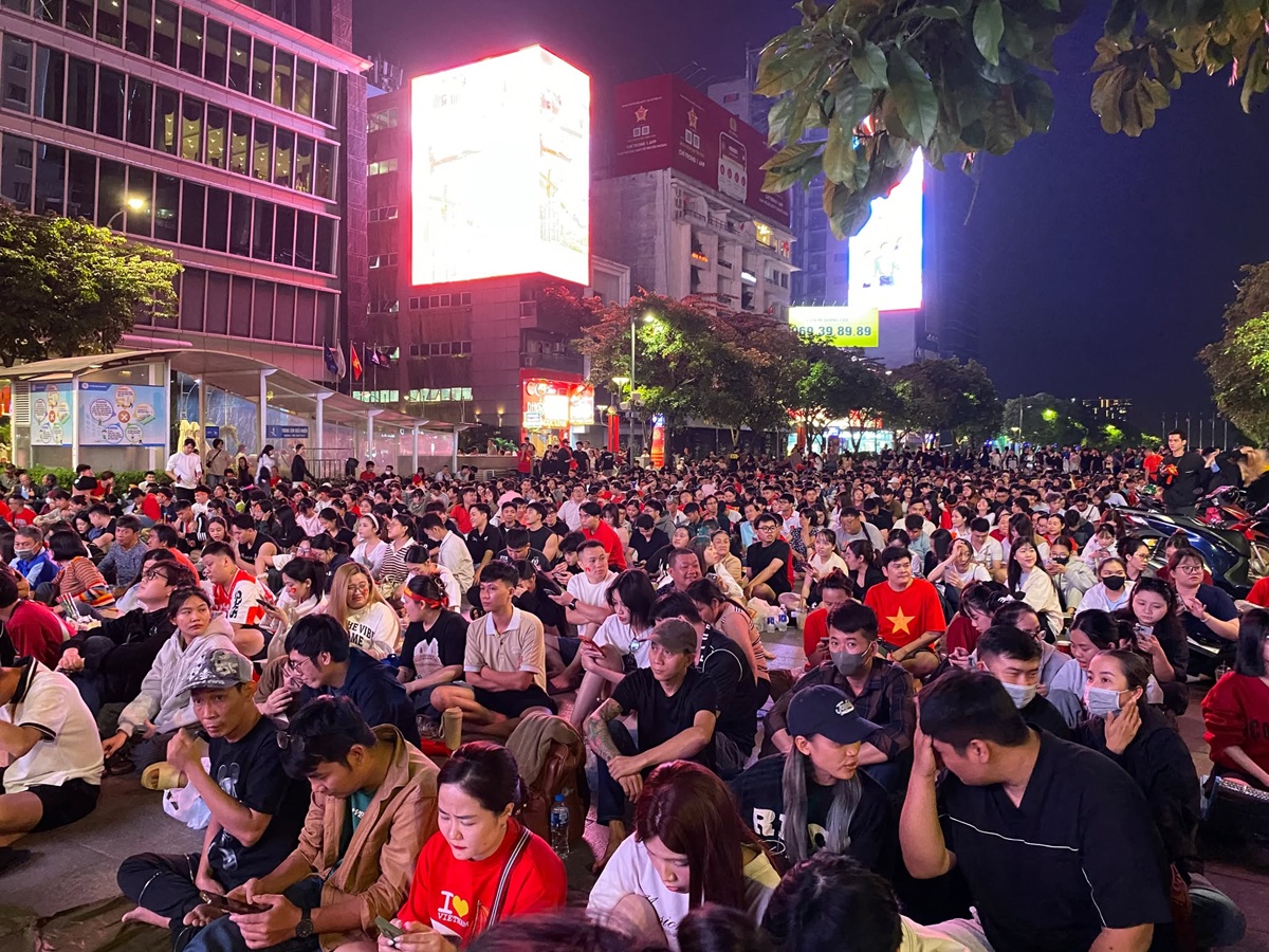 Hàng ngàn người đổ về phố đi bộ Nguyễn Huệ chờ U.23 Việt Nam chiến thắng - 6