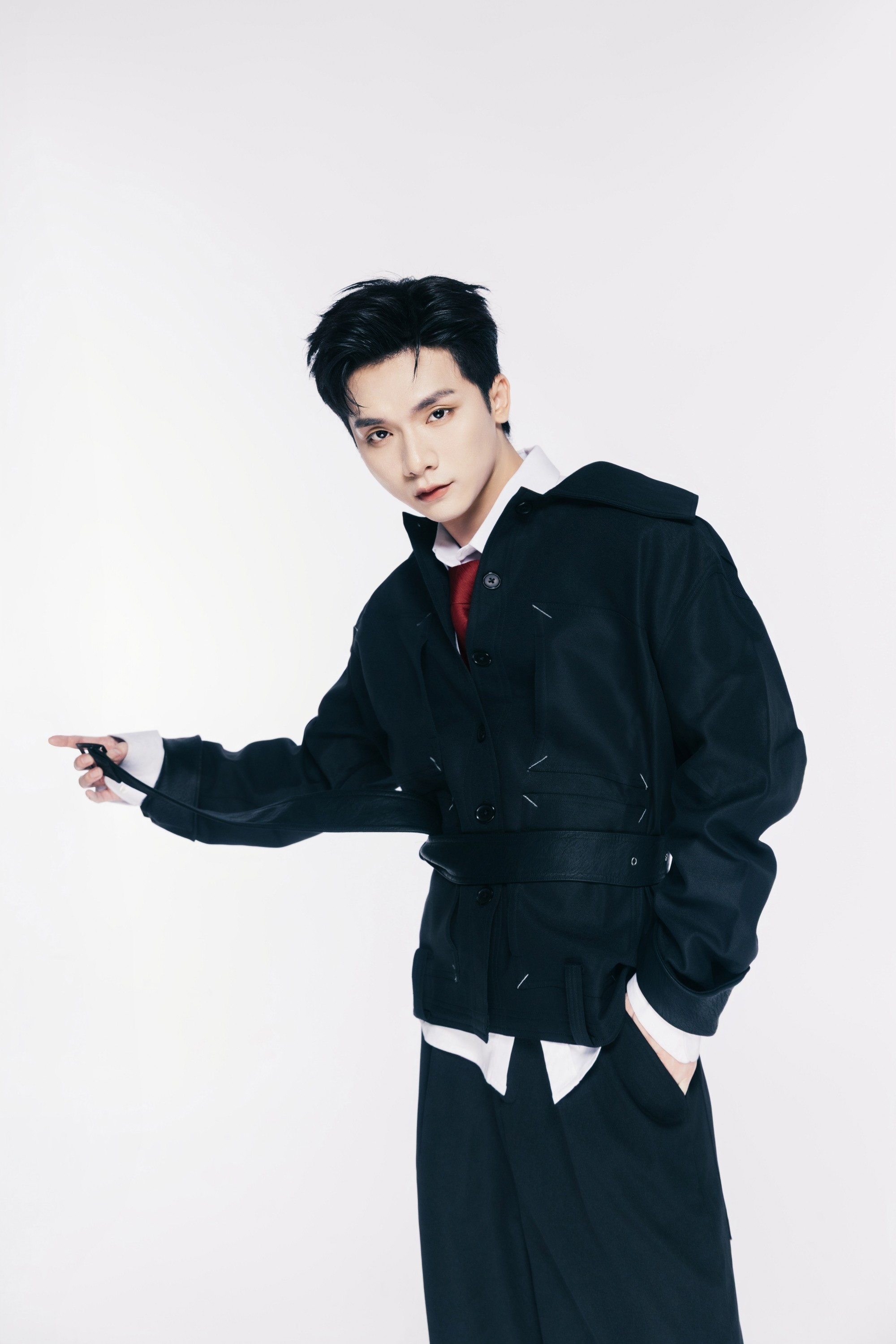 Vương Bình bắt tay Văn Mai Hương, Lâm Bảo Ngọc, Phùng Khánh Linh trong Ấn Bản Kim "Anh Bờ Vai" - 2