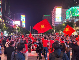  - Hàng ngàn người đổ về phố đi bộ Nguyễn Huệ chờ U.23 Việt Nam chiến thắng