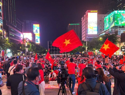  - Hàng ngàn người đổ về phố đi bộ Nguyễn Huệ chờ U.23 Việt Nam chiến thắng