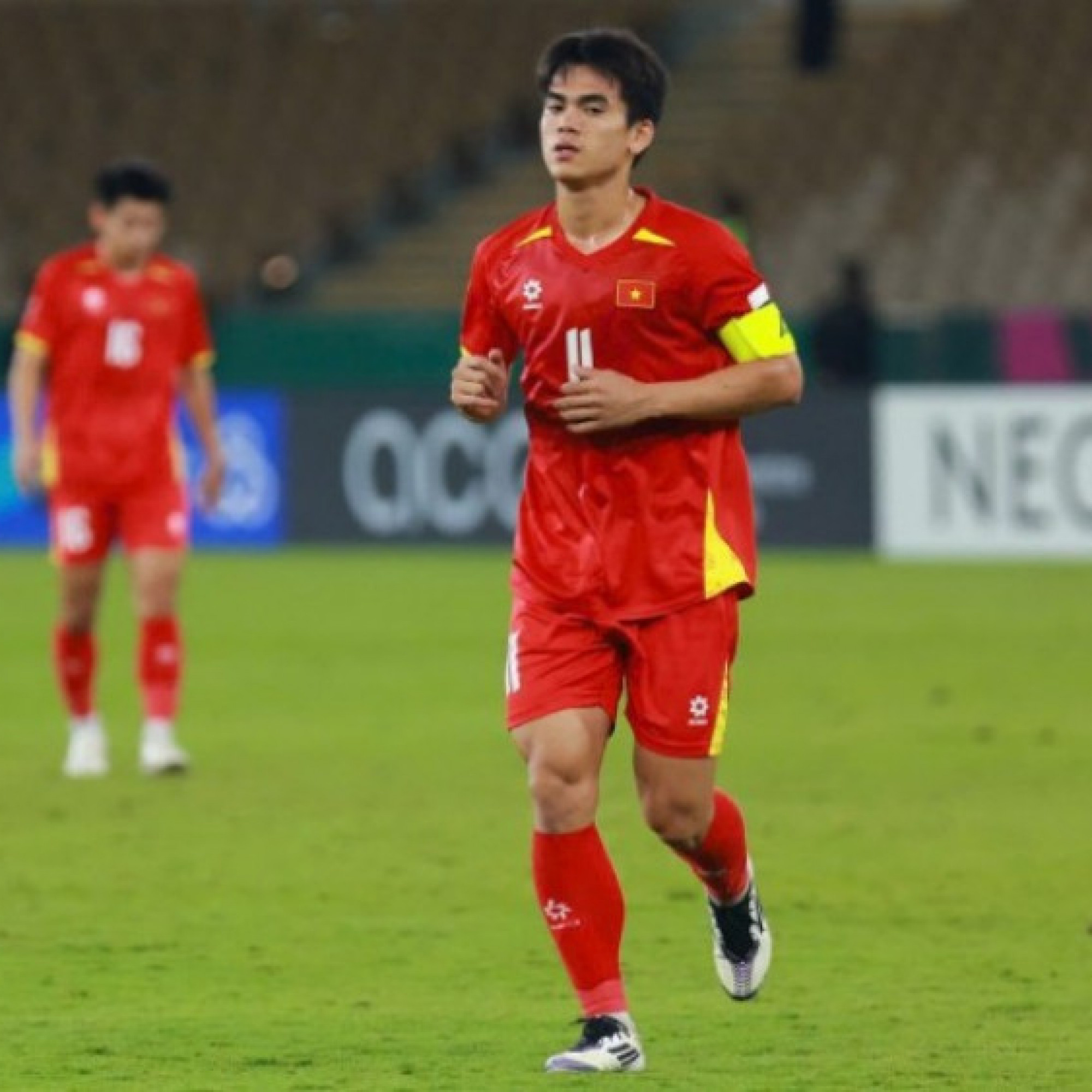  - Công Phương suýt trừng phạt sai lầm, Văn Khang thử tài "người nhện" U23 Trung Quốc