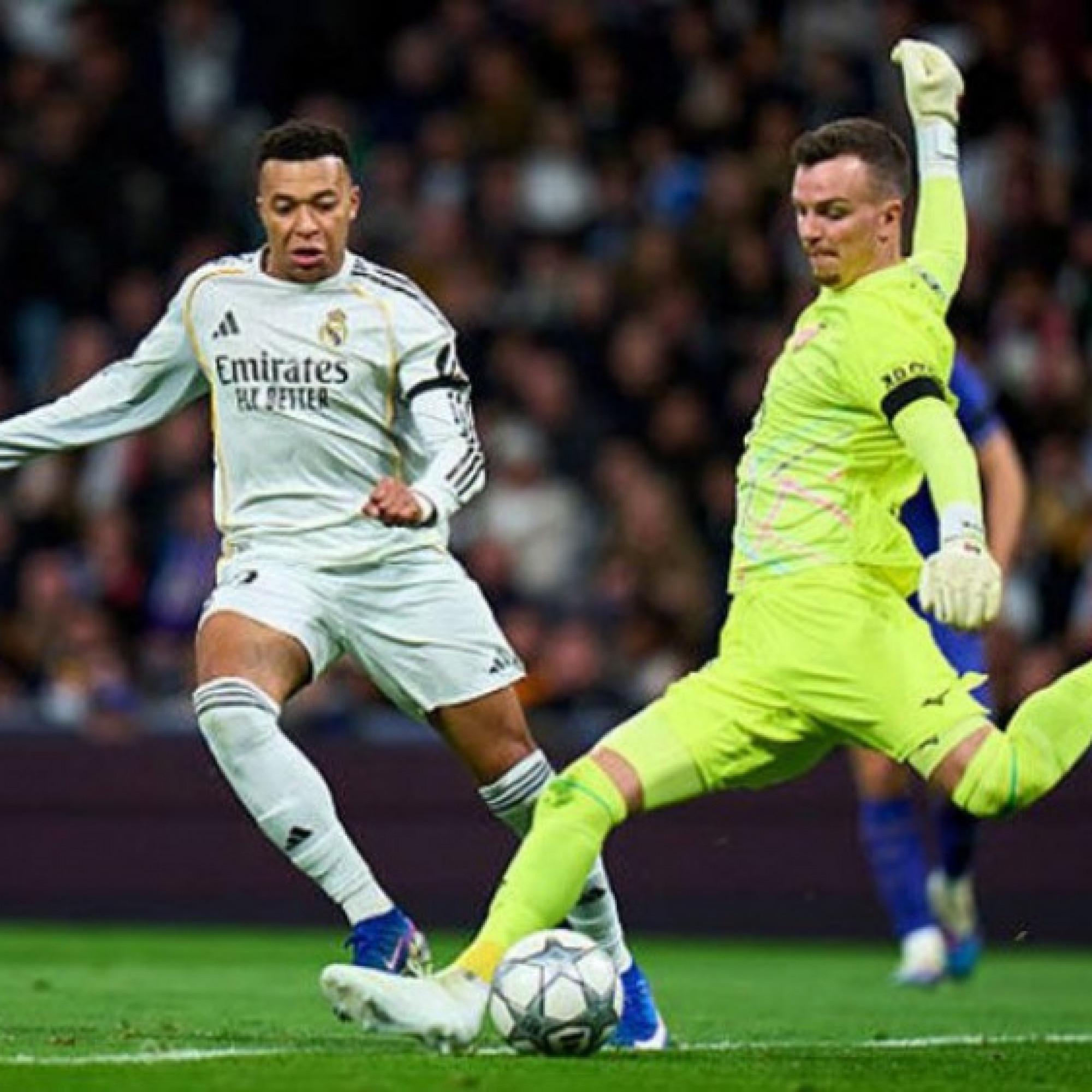  - Mbappe gây sốc chạy 70m về sân nhà phòng ngự, fan Real càng nghi "phản thầy"