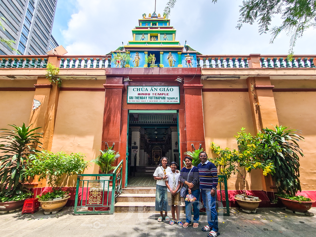 Ngôi đền linh thiêng giữa lòng phố thị - 1