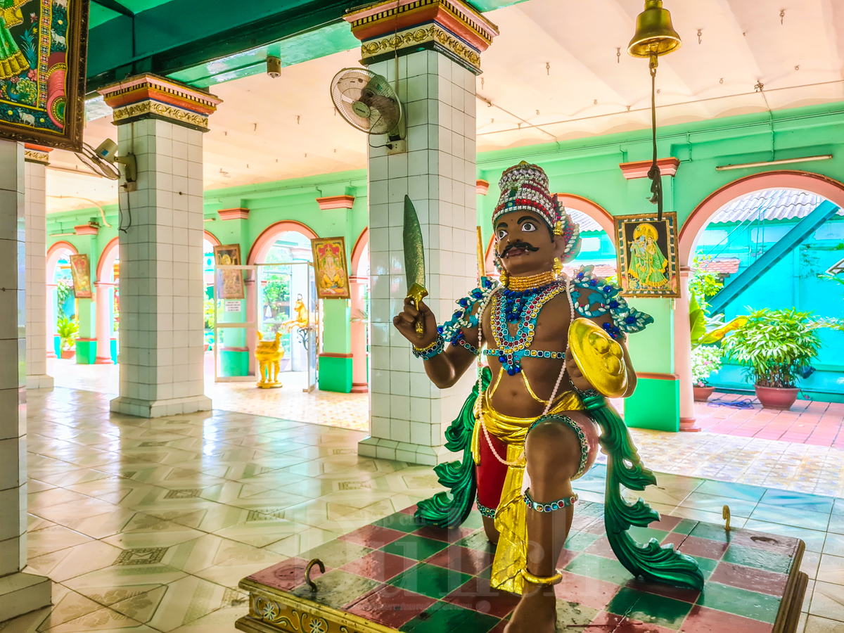 Ngôi đền linh thiêng giữa lòng phố thị - 8