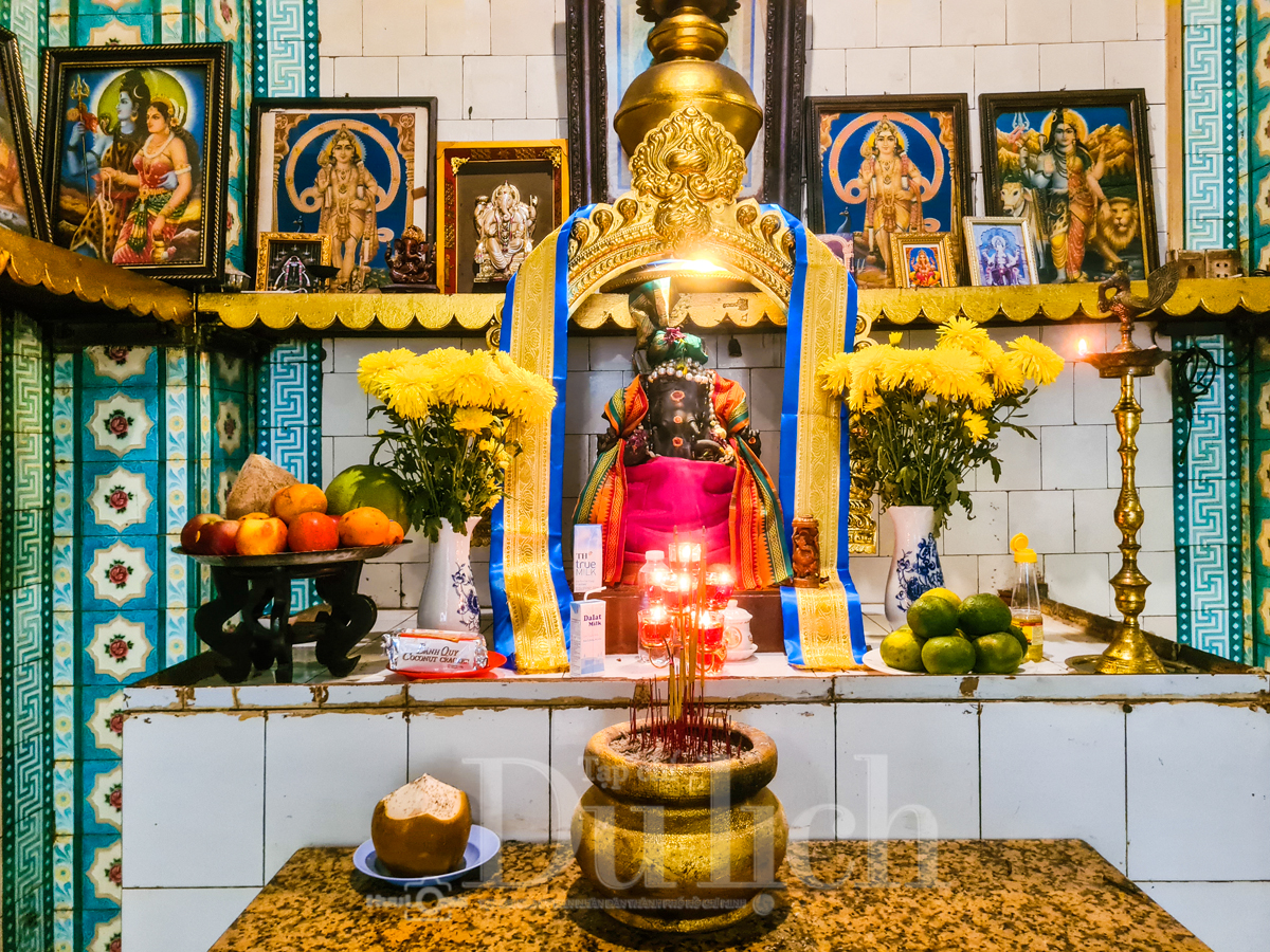 Ngôi đền linh thiêng giữa lòng phố thị - 9