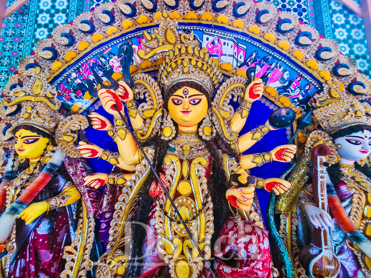 Ngôi đền linh thiêng giữa lòng phố thị - 17