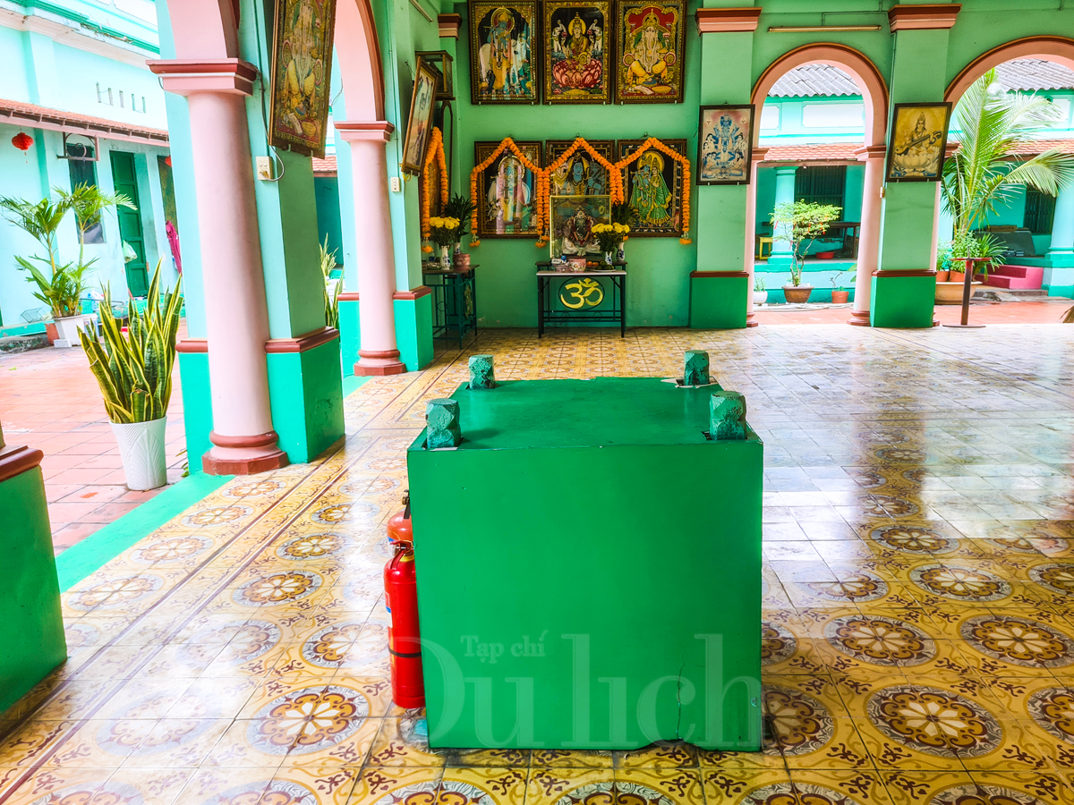 Ngôi đền linh thiêng giữa lòng phố thị - 15