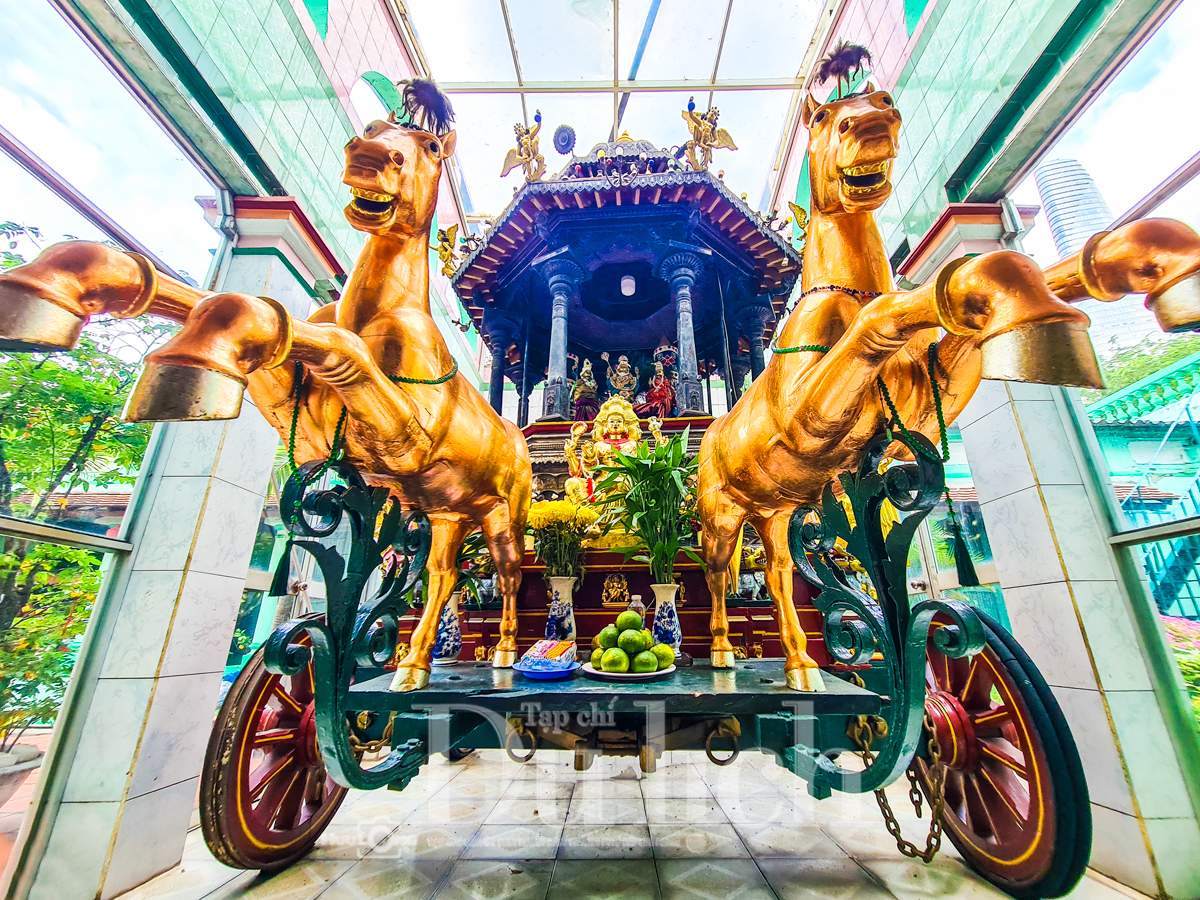 Ngôi đền linh thiêng giữa lòng phố thị - 12