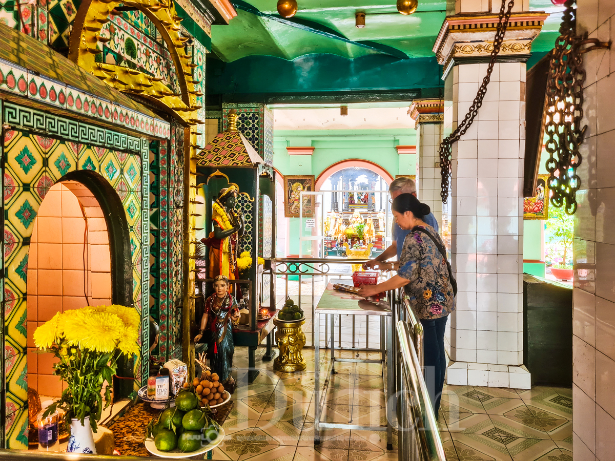 Ngôi đền linh thiêng giữa lòng phố thị - 16