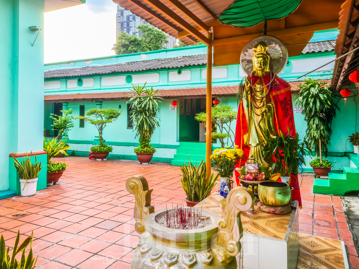 Ngôi đền linh thiêng giữa lòng phố thị - 14