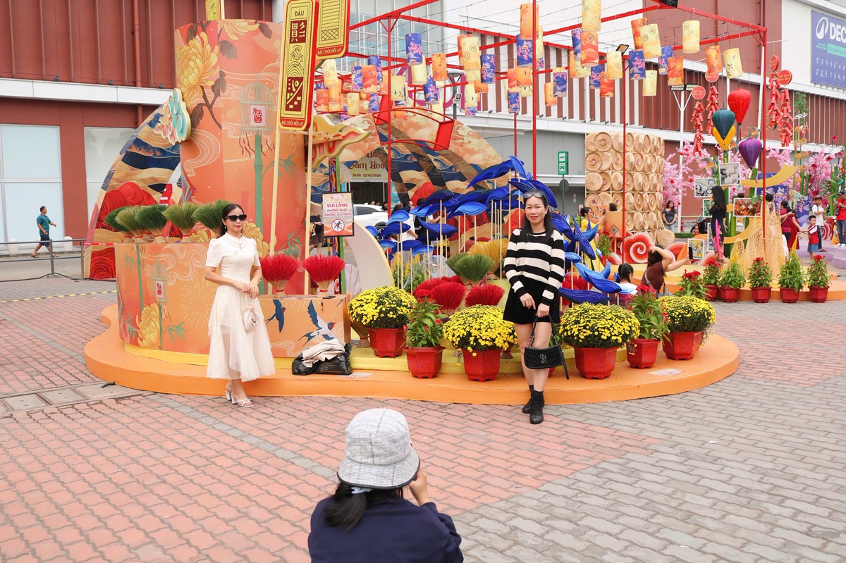 Trung tâm thương mại TP.HCM sớm rực rỡ sắc xuân đón Tết 2026 - 6