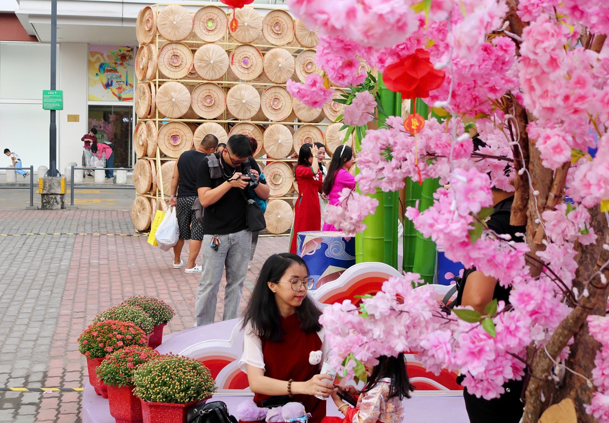 Trung tâm thương mại TP.HCM sớm rực rỡ sắc xuân đón Tết 2026 - 3