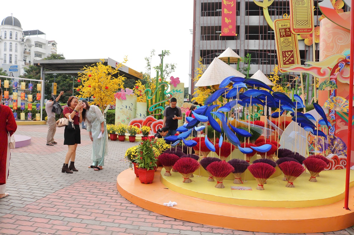 Trung tâm thương mại TP.HCM sớm rực rỡ sắc xuân đón Tết 2026 - 4