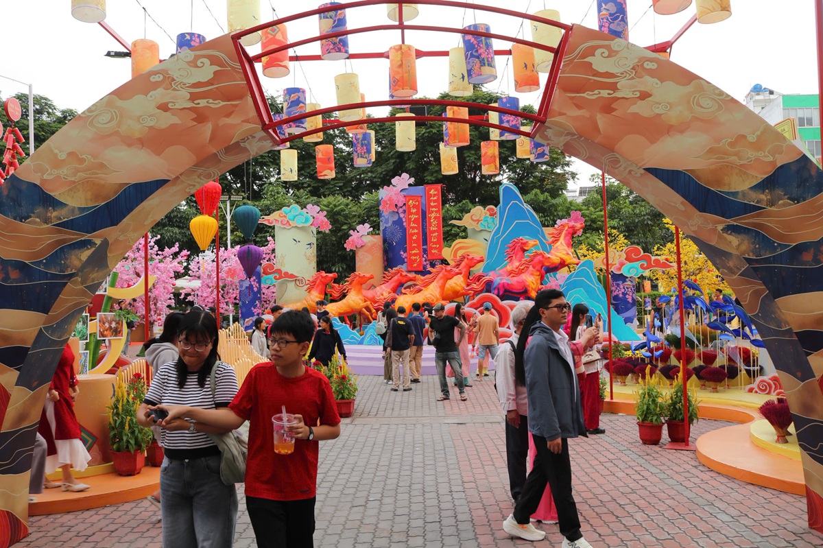 Trung tâm thương mại TP.HCM sớm rực rỡ sắc xuân đón Tết 2026 - 2