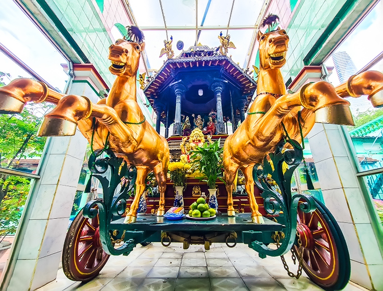 Ngôi đền linh thiêng giữa lòng phố thị