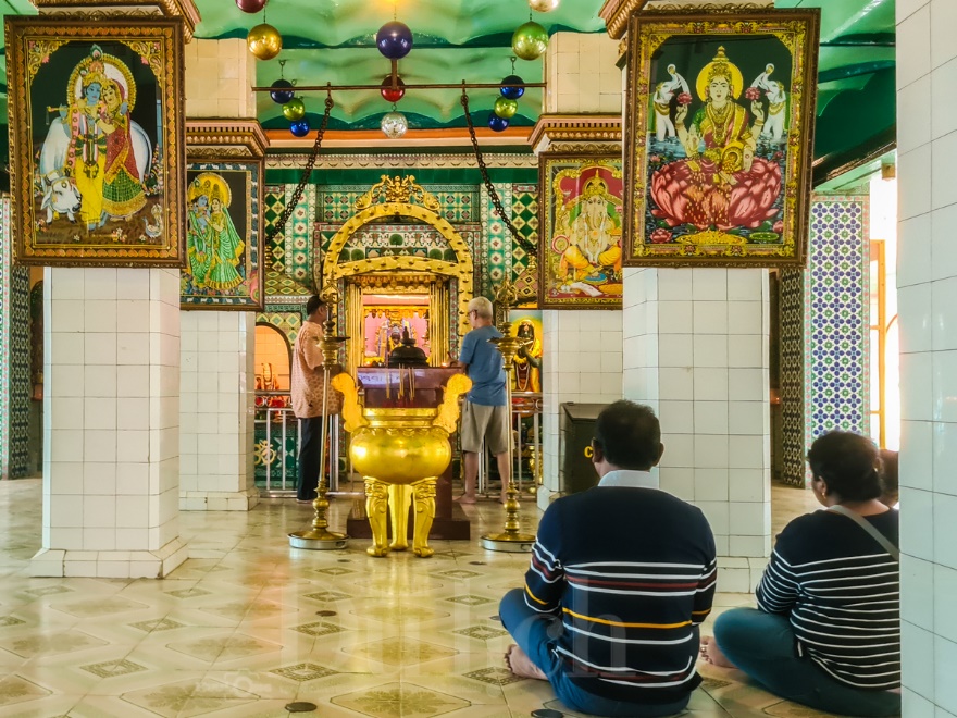 Ngôi đền linh thiêng giữa lòng phố thị - 11