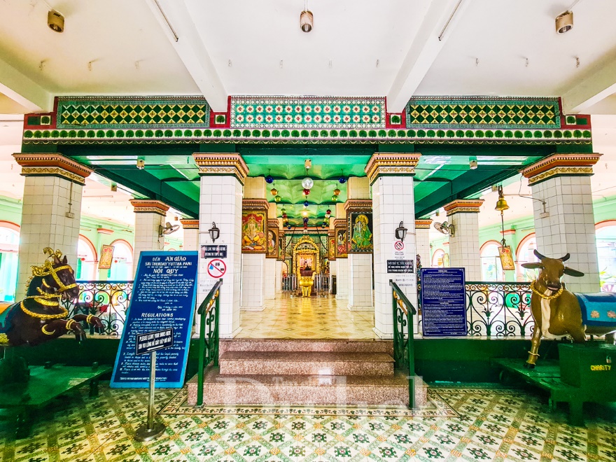 Ngôi đền linh thiêng giữa lòng phố thị - 3