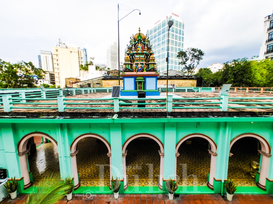 Ngôi đền linh thiêng giữa lòng phố thị - 6