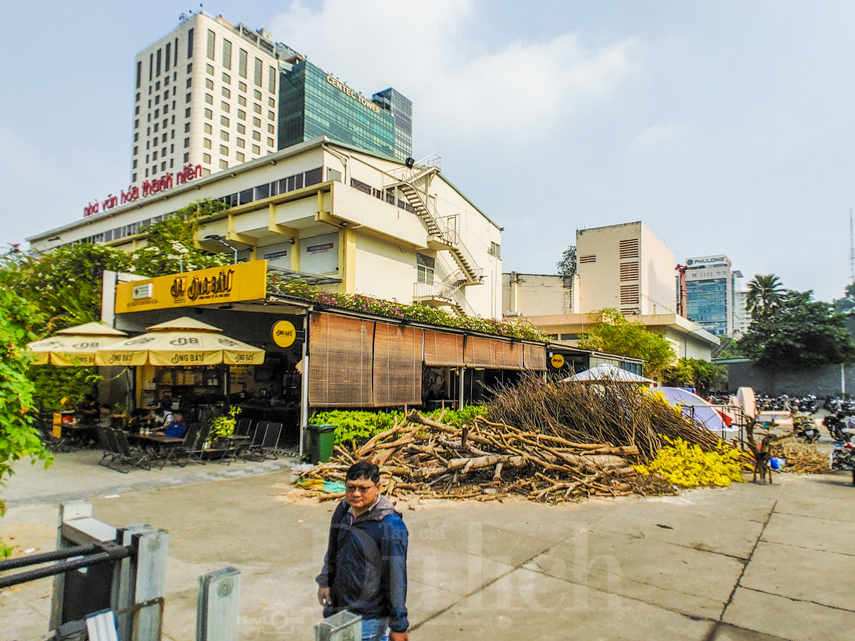 Tháo dỡ trụ sở Trung tâm Dịch vụ Việc làm Thanh niên thi công Lễ hội Tết Việt - 3