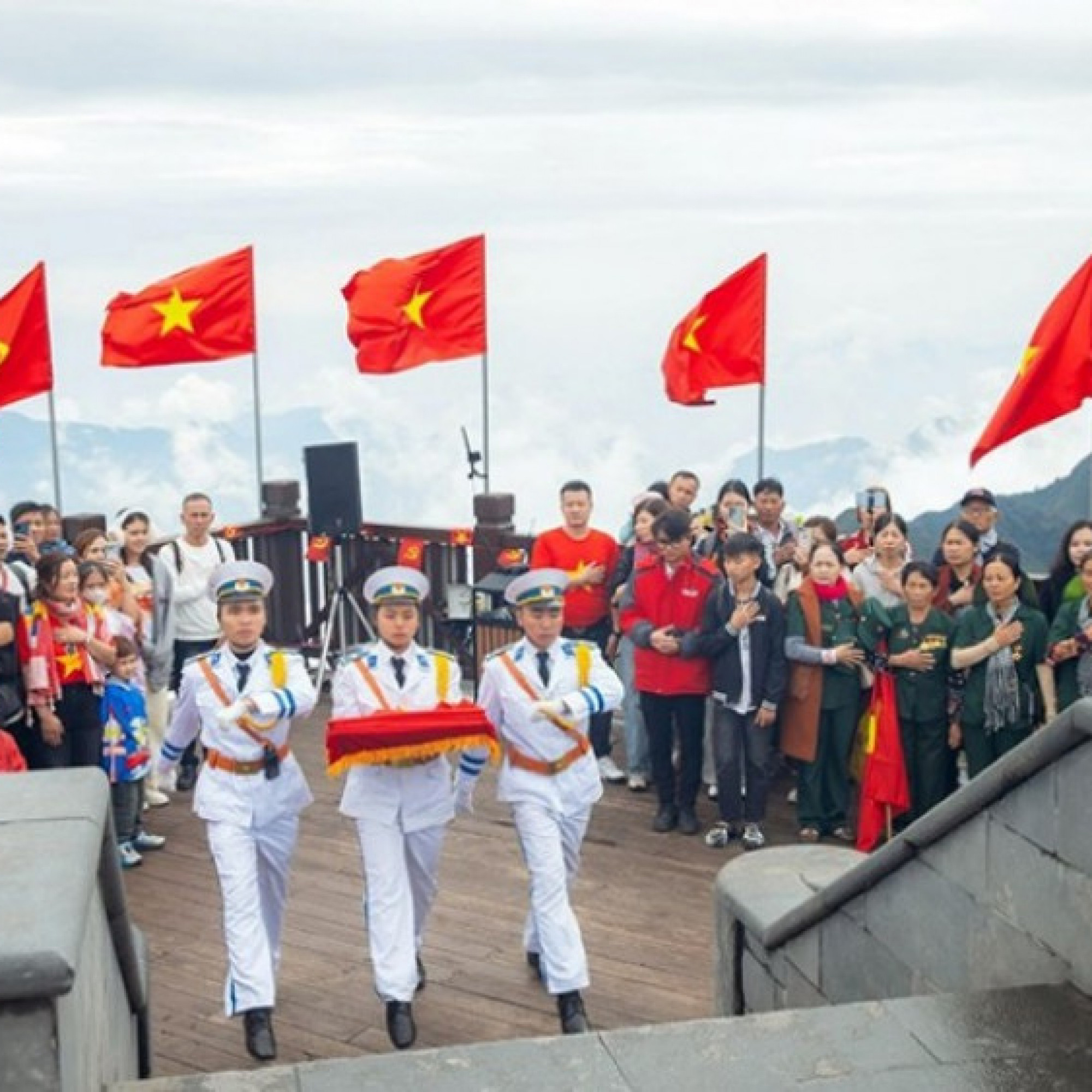  - Khai xuân "Mở Cổng trời", tận hưởng trọn vẹn sắc xuân Tây Bắc trên đỉnh Fansipan dịp năm mới