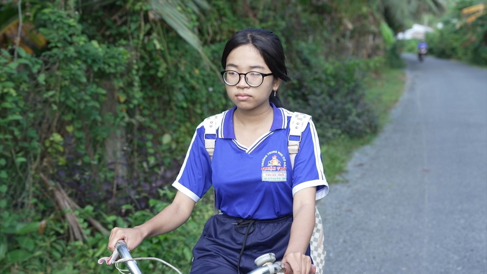 MC Thái Vũ, Vinh Râu, Hoàng Duyên nghẹn ngào trước hoàn cảnh của cô bé mồ côi, sống nương tựa bà ngoại già yếu - 1