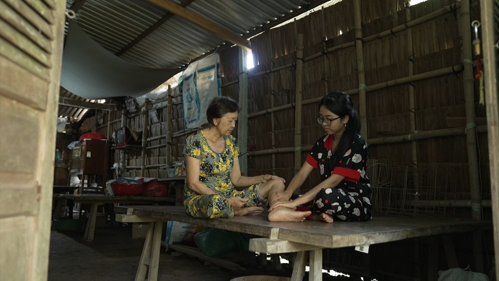 MC Thái Vũ, Vinh Râu, Hoàng Duyên nghẹn ngào trước hoàn cảnh của cô bé mồ côi, sống nương tựa bà ngoại già yếu - 2