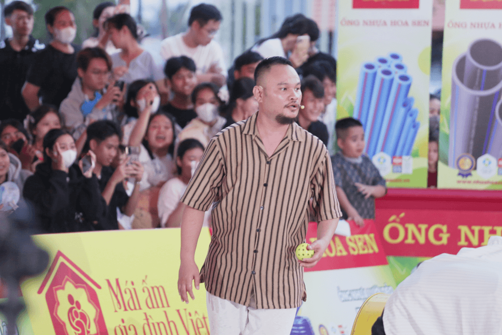 MC Thái Vũ, Vinh Râu, Hoàng Duyên nghẹn ngào trước hoàn cảnh của cô bé mồ côi, sống nương tựa bà ngoại già yếu - 4