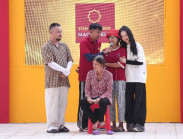 MC Thái Vũ, Vinh Râu, Hoàng Duyên nghẹn ngào trước hoàn cảnh của cô bé mồ côi, sống nương tựa bà ngoại già yếu