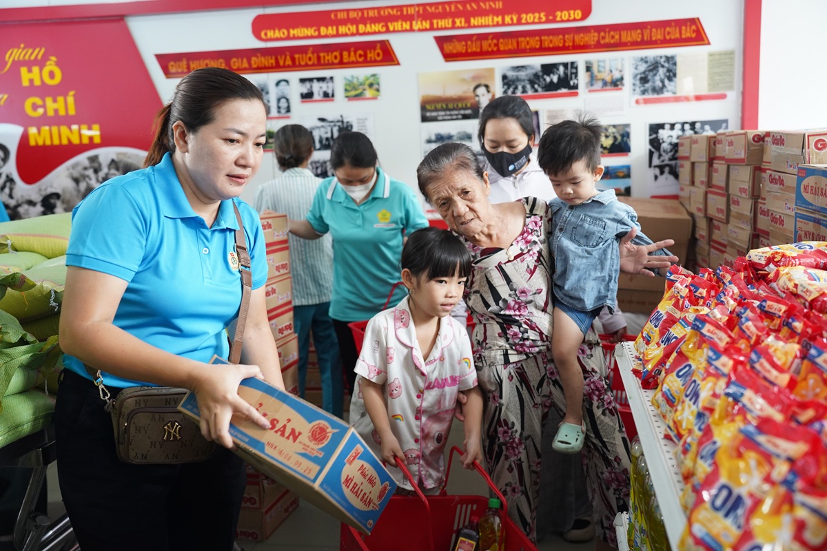 Khi 'phiên chợ yêu thương' sưởi ấm Tết 2026 tại TP.HCM - 4