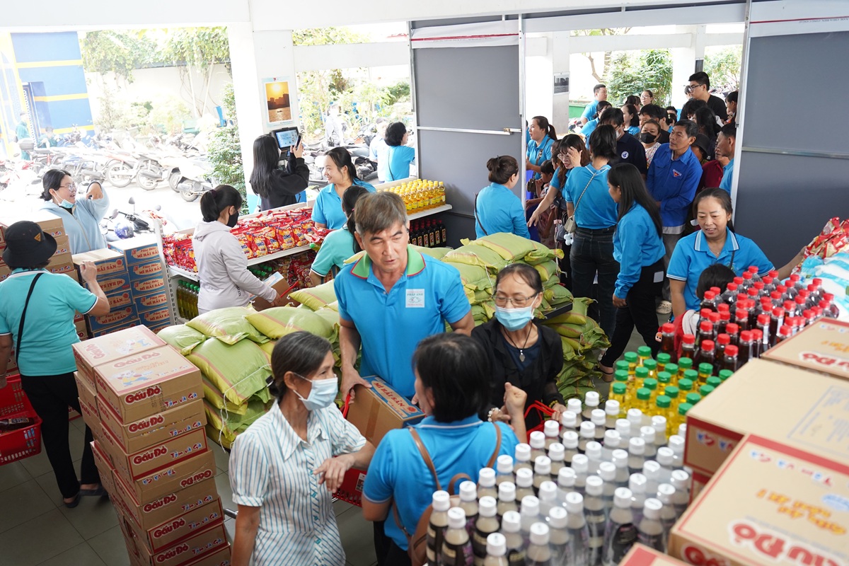 Khi 'phiên chợ yêu thương' sưởi ấm Tết 2026 tại TP.HCM - 2