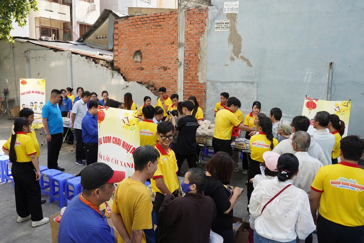 Khi 'phiên chợ yêu thương' sưởi ấm Tết 2026 tại TP.HCM - 7