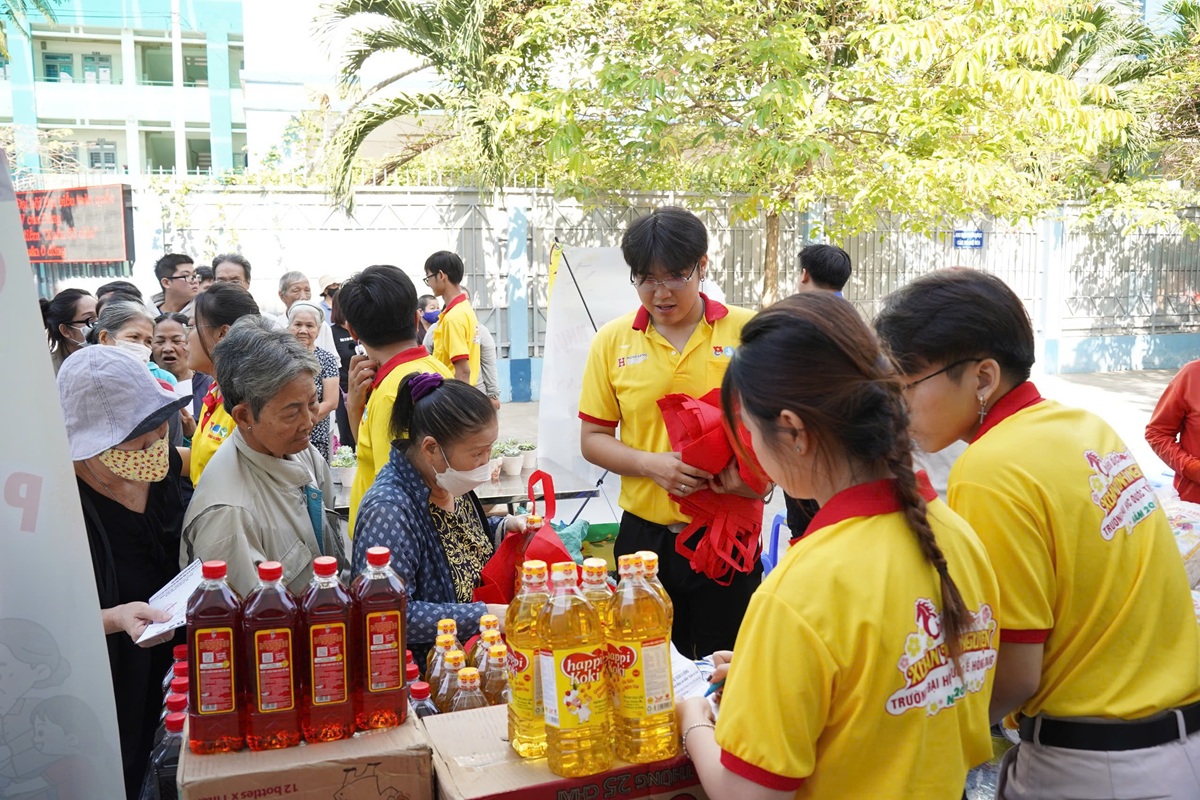 Khi 'phiên chợ yêu thương' sưởi ấm Tết 2026 tại TP.HCM - 10