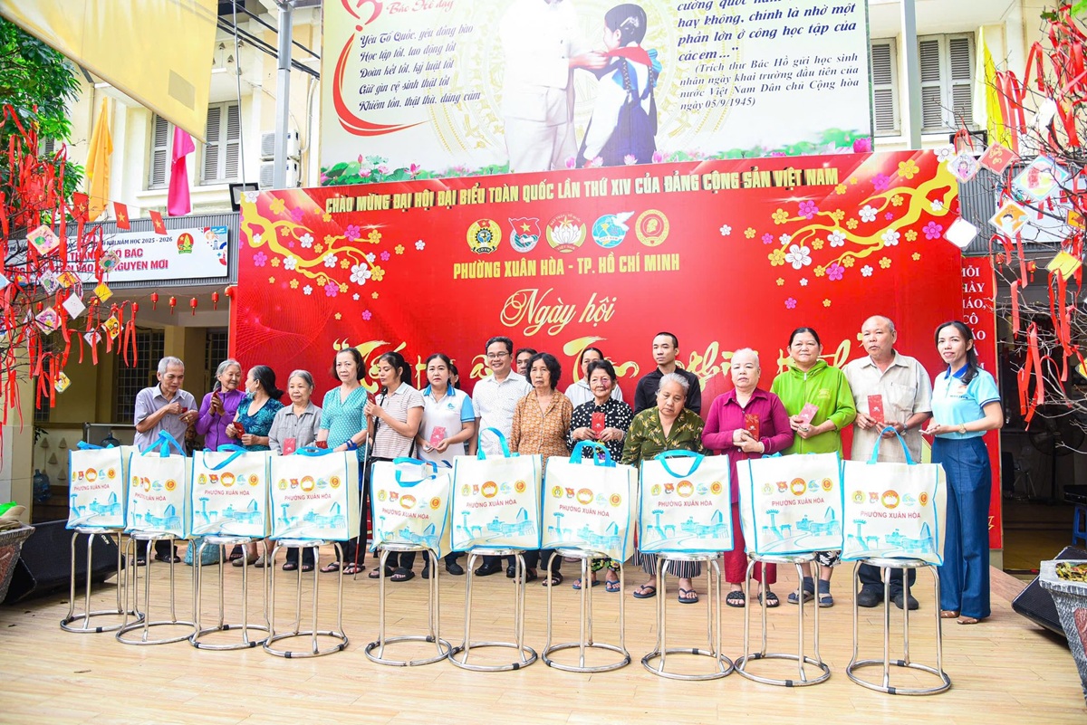 Khi 'phiên chợ yêu thương' sưởi ấm Tết 2026 tại TP.HCM - 12