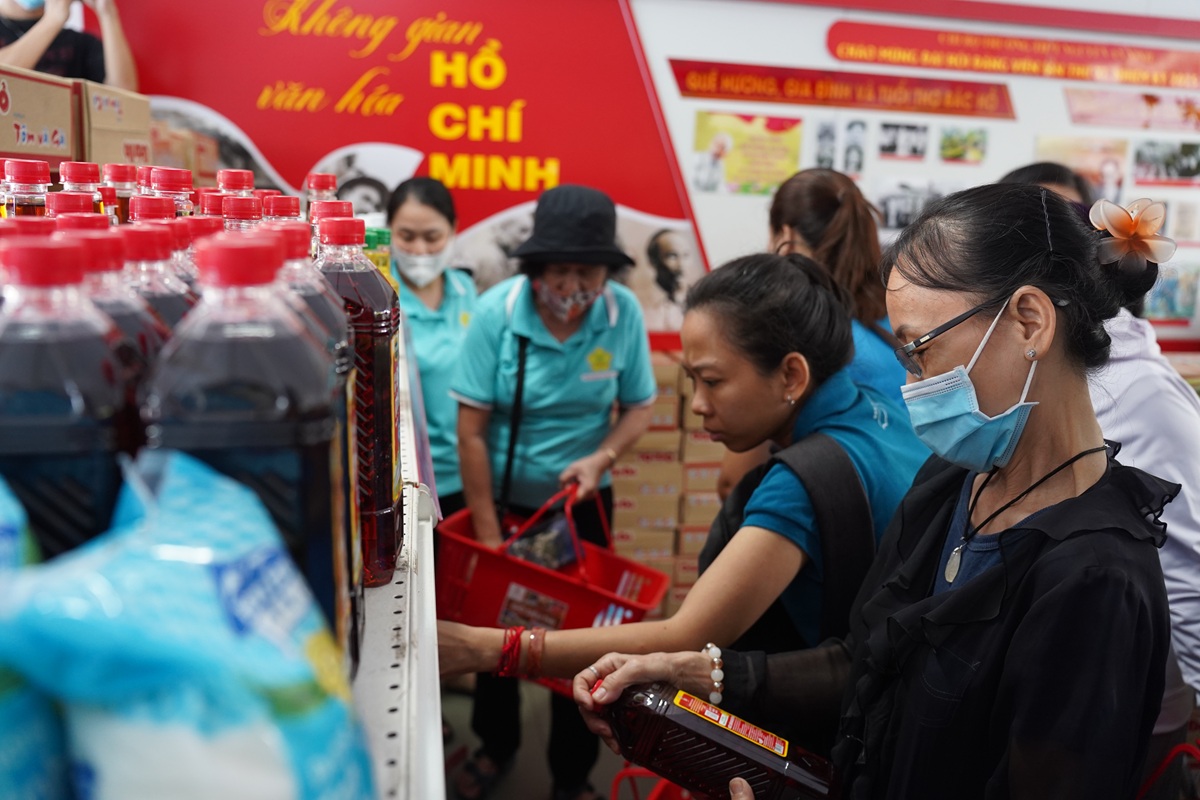 Khi 'phiên chợ yêu thương' sưởi ấm Tết 2026 tại TP.HCM - 3