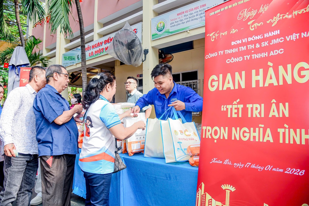 Khi 'phiên chợ yêu thương' sưởi ấm Tết 2026 tại TP.HCM - 13