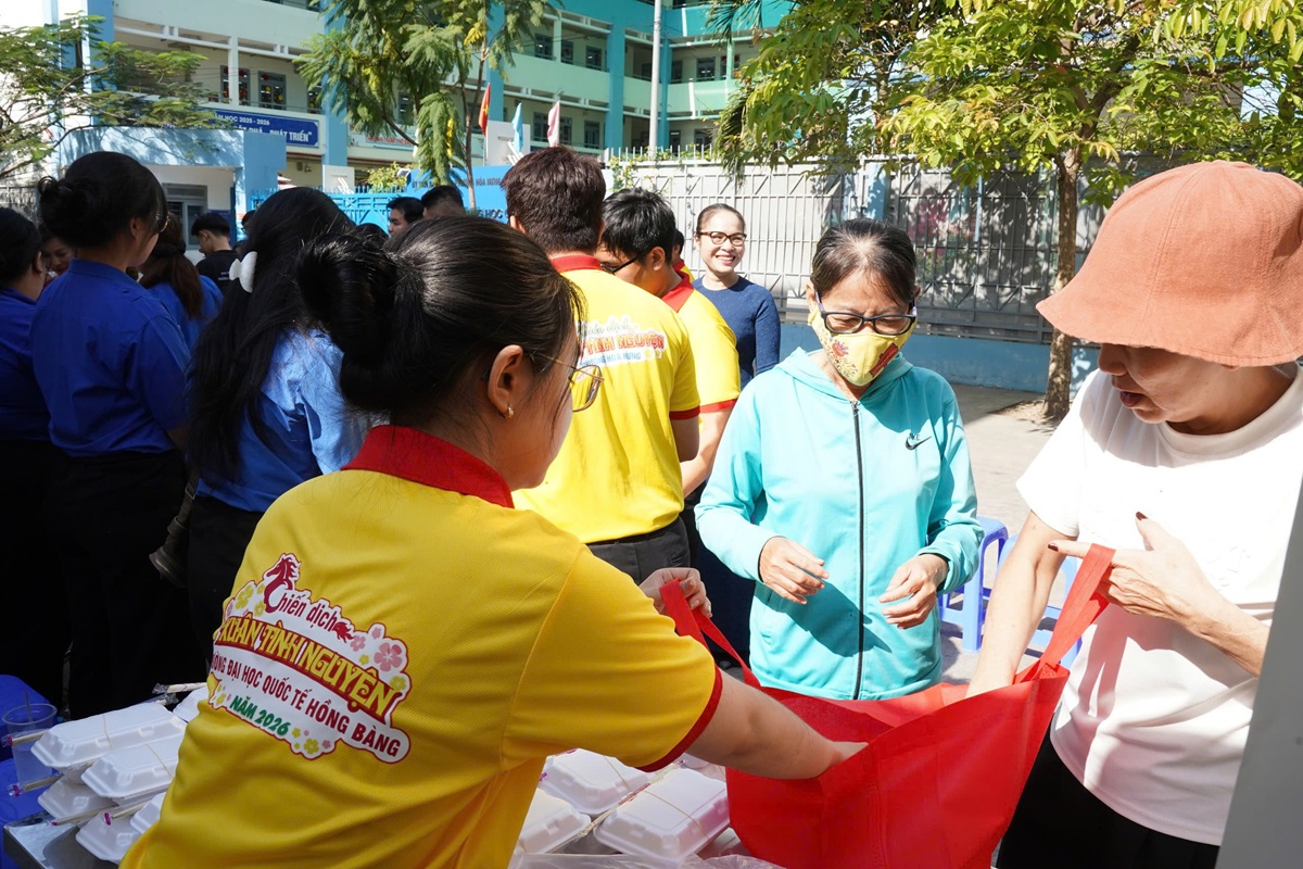 Khi 'phiên chợ yêu thương' sưởi ấm Tết 2026 tại TP.HCM - 8