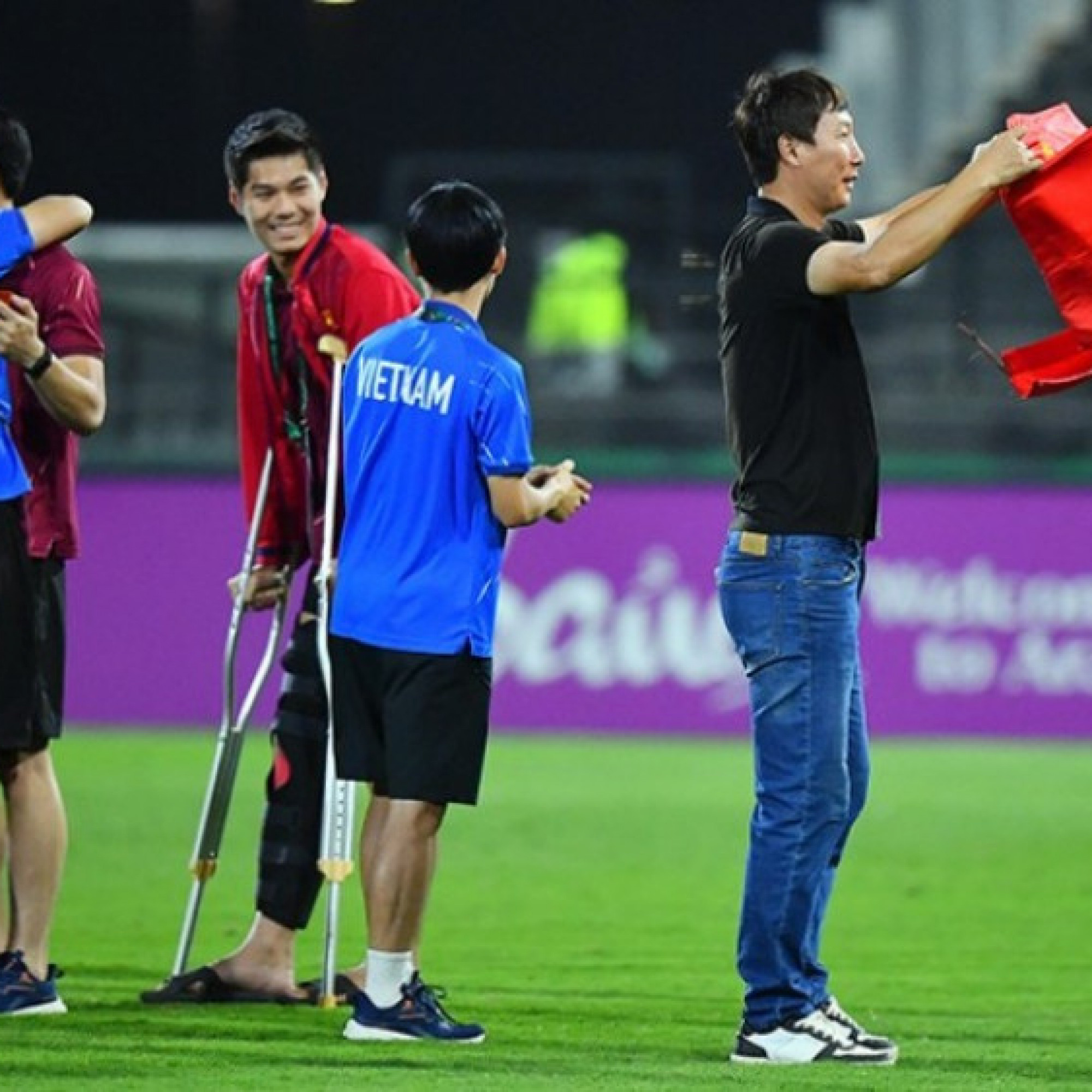  - Xúc động hình ảnh Hiểu Minh chống nạng ăn mừng "chiến tích" của U23 Việt Nam