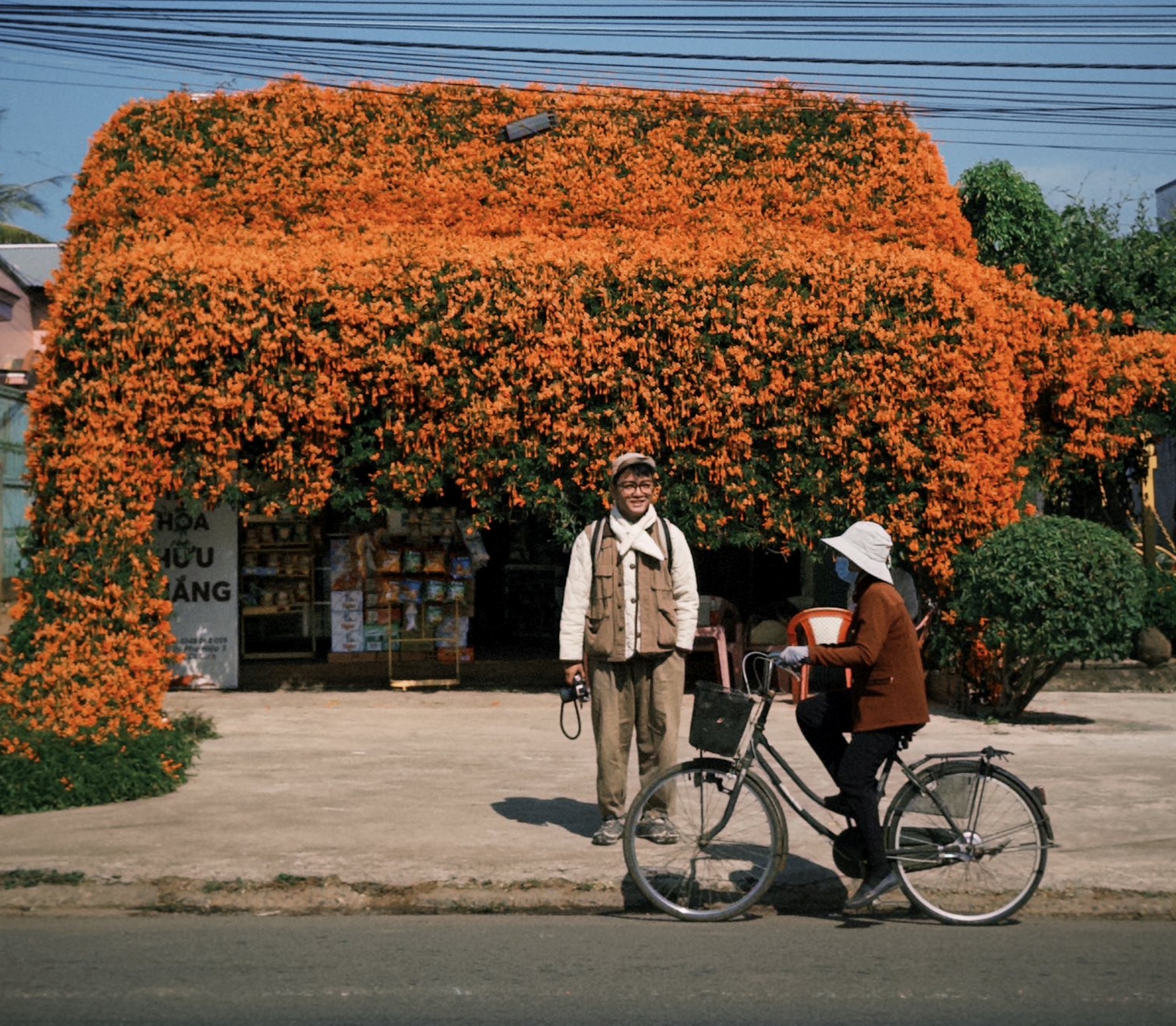 Ngôi nhà gỗ phủ đầy hoa chùm ớt níu chân du khách Tết này - 1