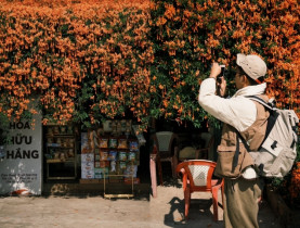  - Ngôi nhà gỗ phủ đầy hoa chùm ớt níu chân du khách Tết này
