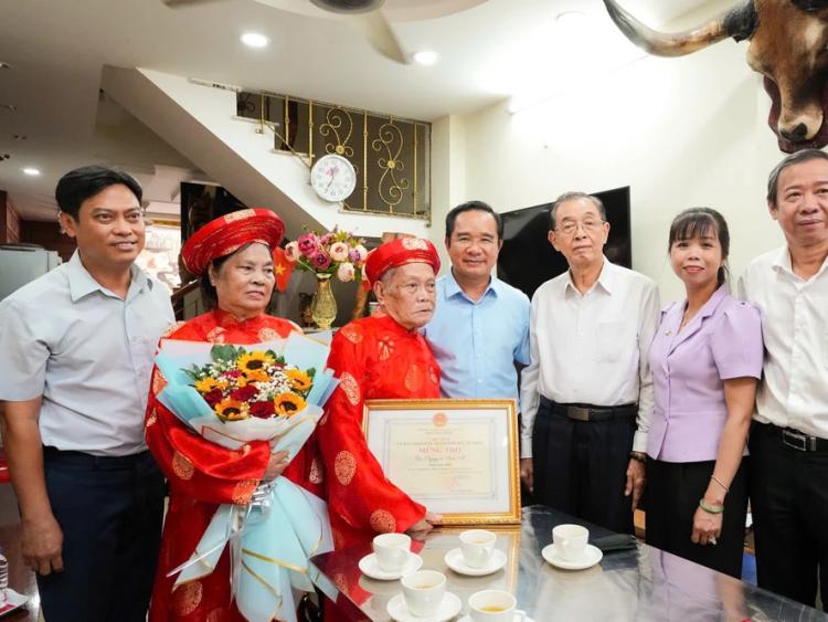 TP.HCM chúc thọ, tặng khánh vàng người cao tuổi dịp Tết 2026