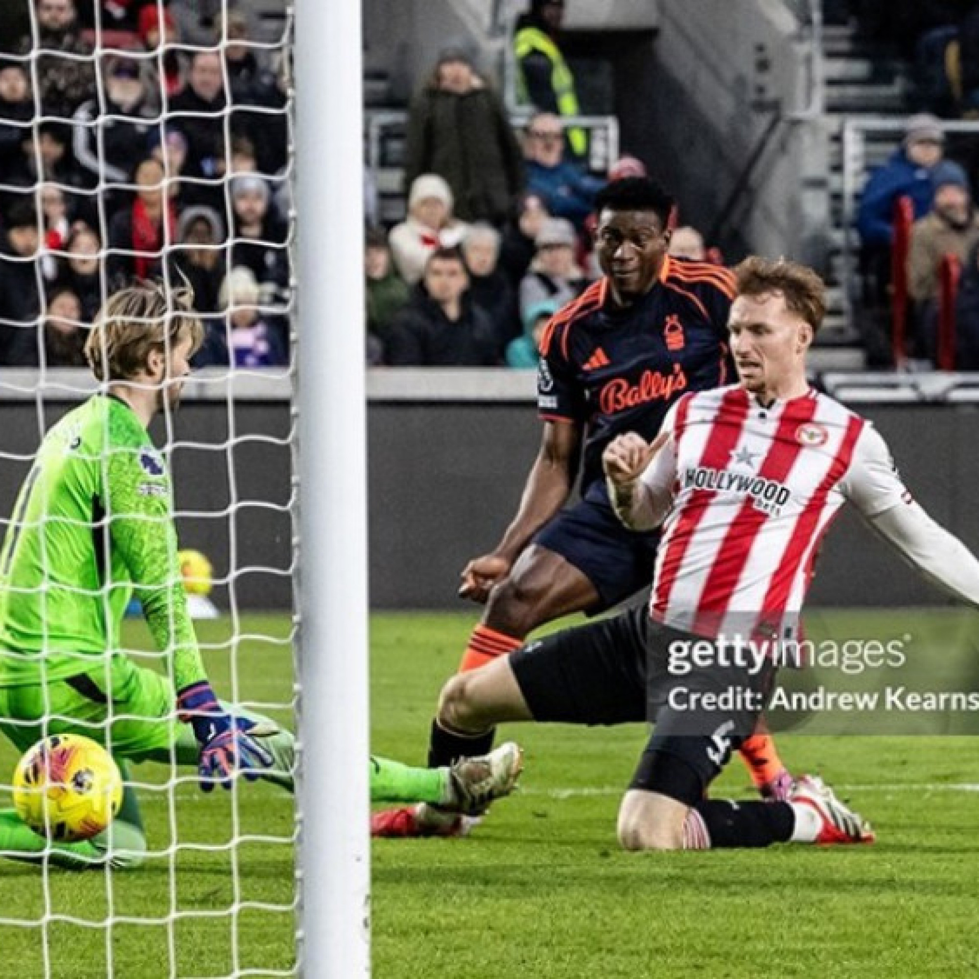  - Video bóng đá Brentford - Nottingham Forest: Vô lê đẹp mắt, thắp sáng vé trụ hạng (Ngoại hạng Anh)