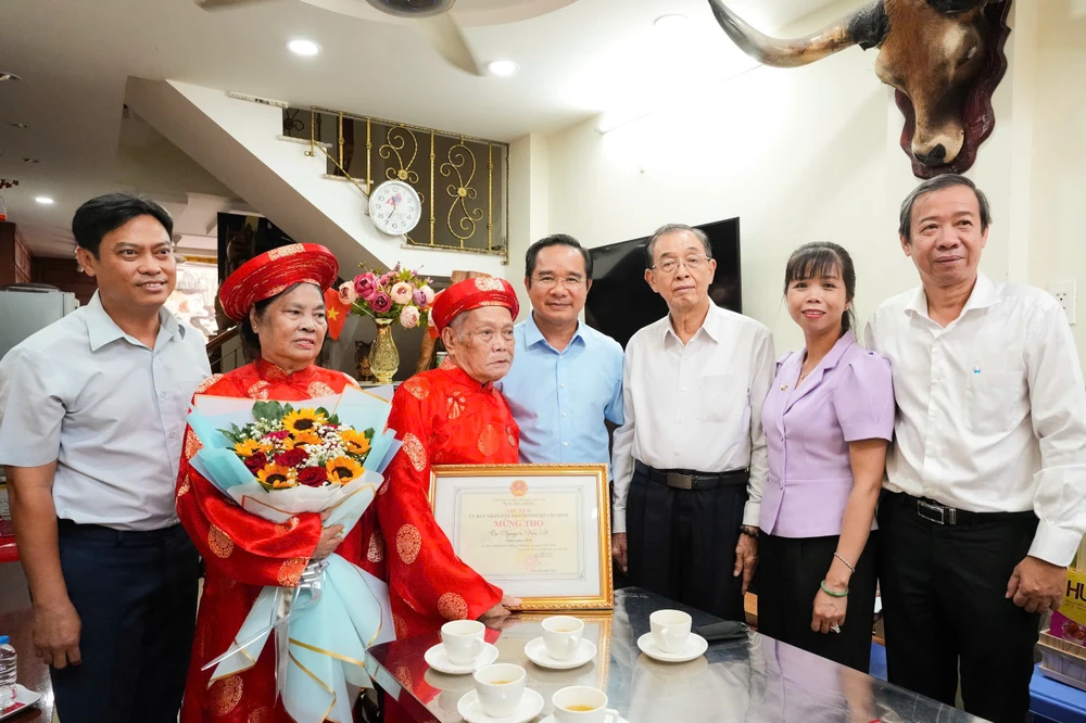 TP.HCM chúc thọ, tặng khánh vàng người cao tuổi dịp Tết 2026 - 1