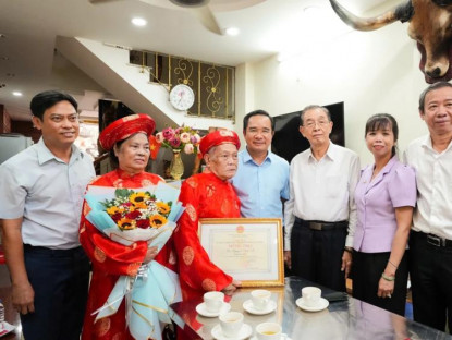  - TP.HCM chúc thọ, tặng khánh vàng người cao tuổi dịp Tết 2026