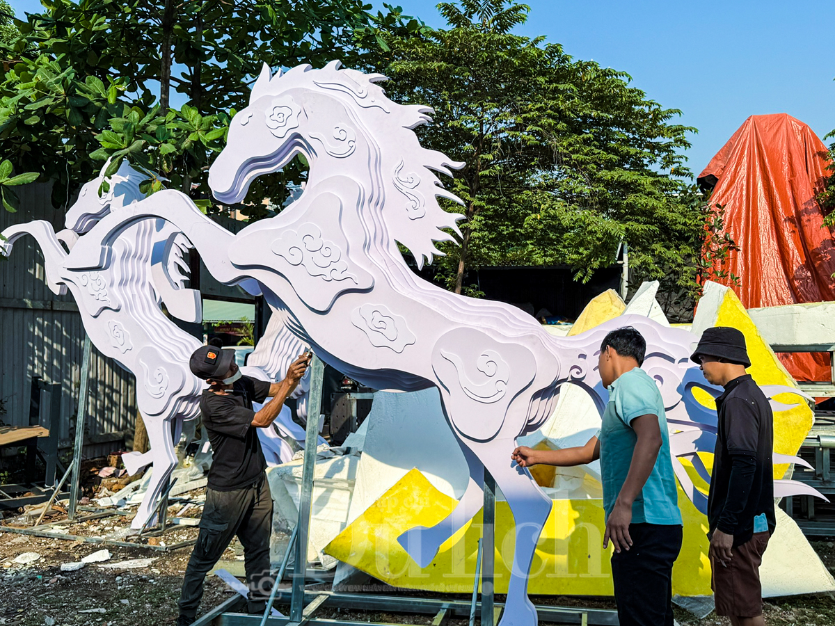 Ngắm dàn ‘siêu mã’ dần lộ diện tại các xưởng chế tác Đường hoa Tết Bính Ngọ - 9