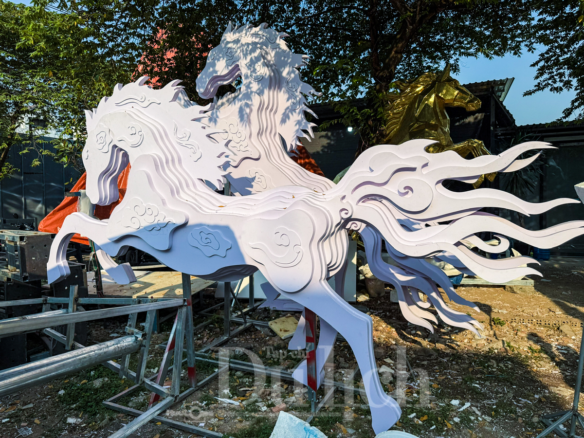 Ngắm dàn ‘siêu mã’ dần lộ diện tại các xưởng chế tác Đường hoa Tết Bính Ngọ - 4