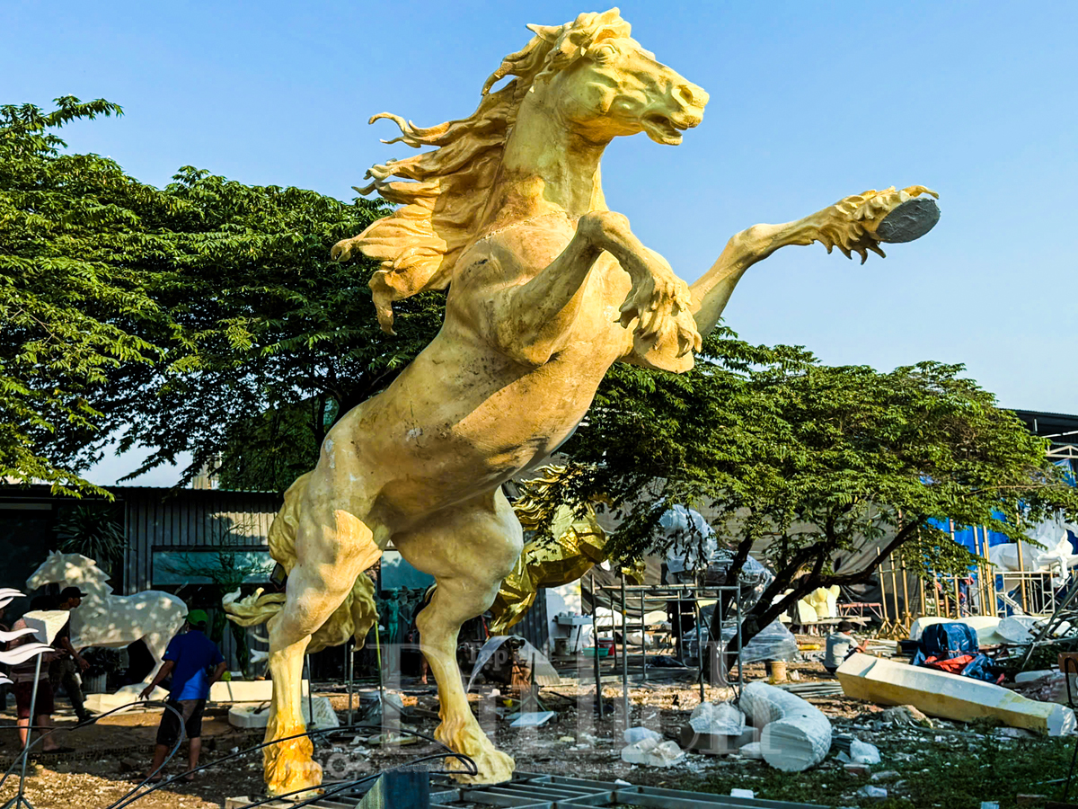 Ngắm dàn ‘siêu mã’ dần lộ diện tại các xưởng chế tác Đường hoa Tết Bính Ngọ - 1