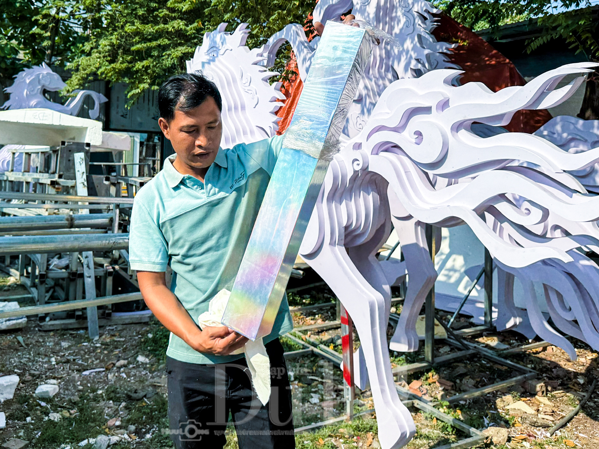 Ngắm dàn ‘siêu mã’ dần lộ diện tại các xưởng chế tác Đường hoa Tết Bính Ngọ - 10